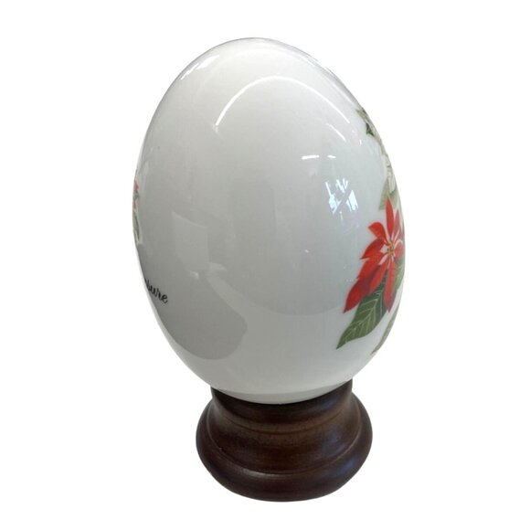 Avon Porcelain Egg Collection "Winters Treasure" With Stand - Picture 3 of 8